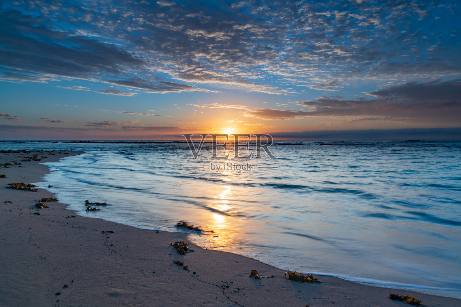 清晨的海滩,日出的海景照片摄影图片