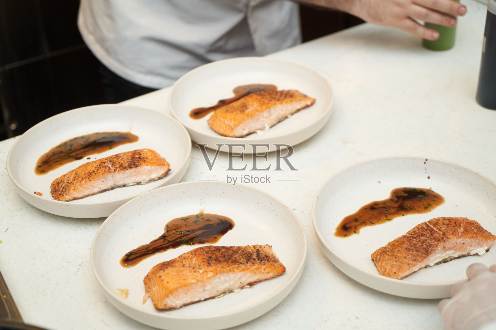 厨师在煮鱼。厨师准备鱼照片摄影图片