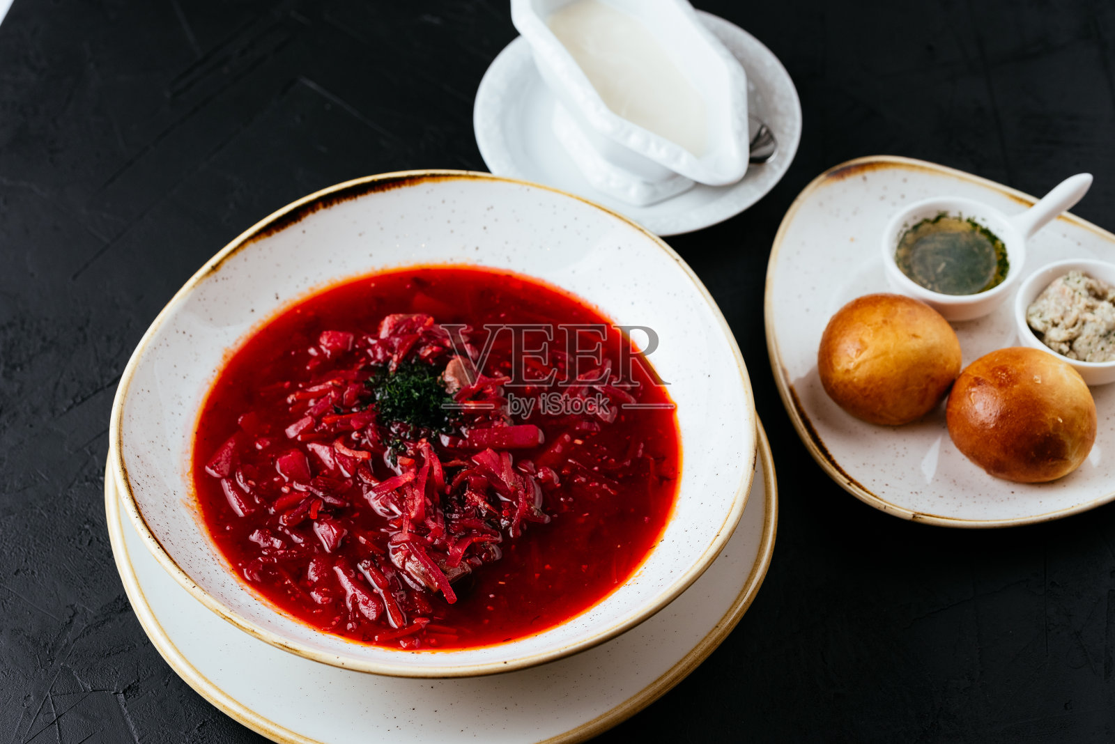黑色纹理背景上的俄式红菜汤照片摄影图片