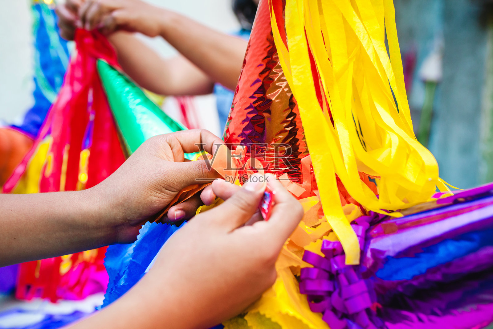 墨西哥的工匠们在圣诞节为波萨达斯制作皮亚塔照片摄影图片