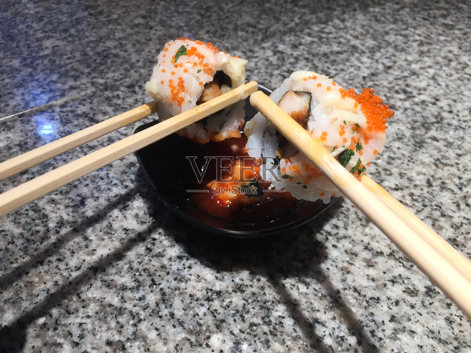 和可爱的人一起吃寿司照片摄影图片