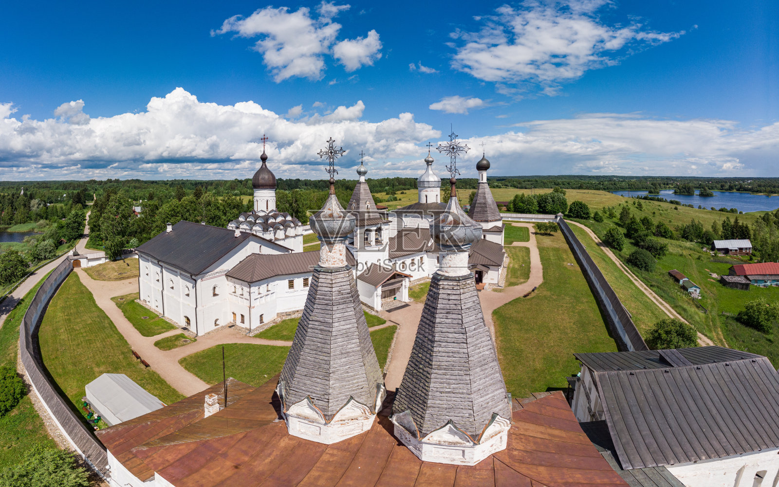 从空中俯瞰十五世纪Ferapontov Belozersky修道院。位于波罗达耶夫斯基湖畔的庙宇建筑群。俄罗斯东正教教堂。Kirillov。沃洛格达地区。俄罗斯照片摄影图片