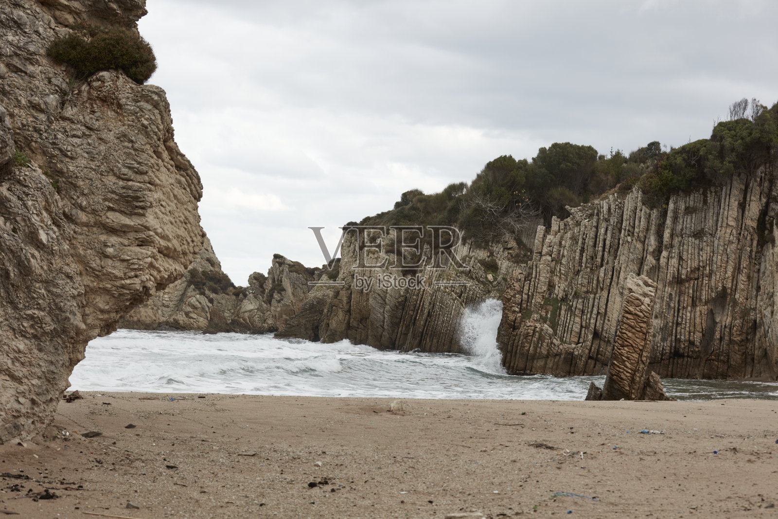 海滩上的岩石和海浪照片摄影图片