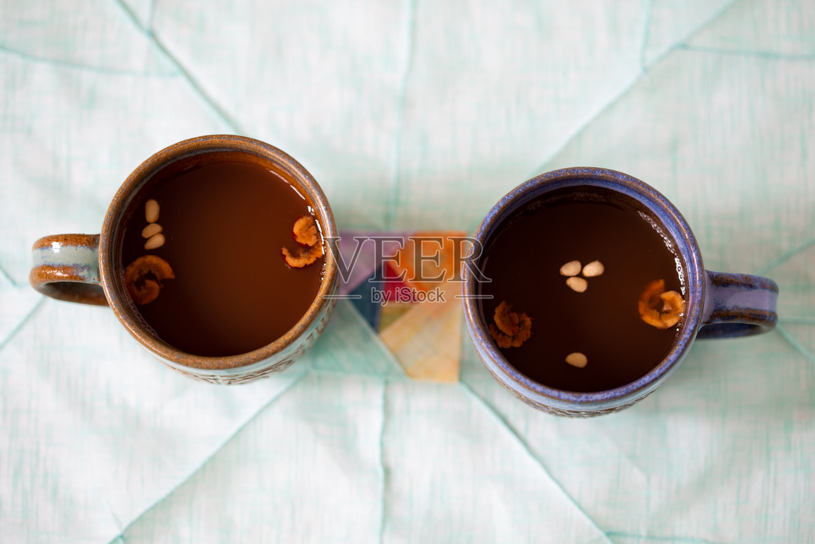 甜点韩国潘趣酒与柿子,肉桂,和姜照片摄影图片