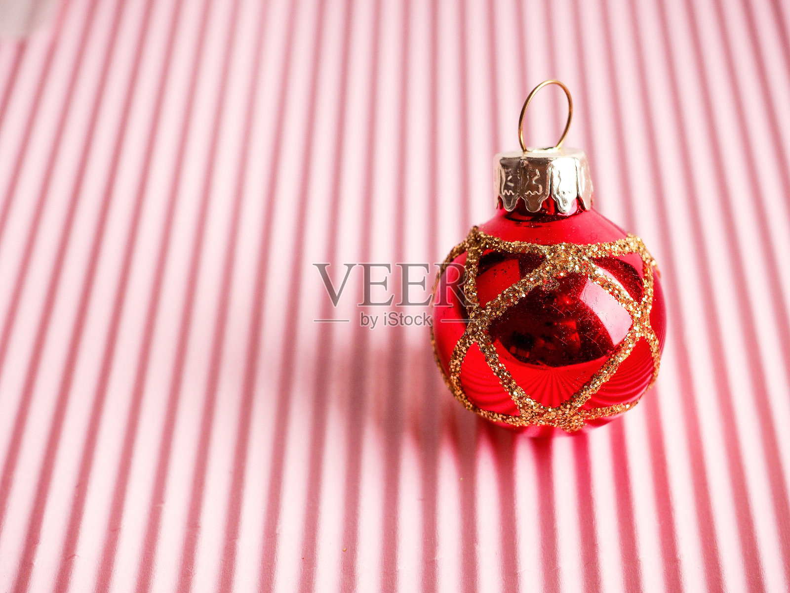 圣诞概念,粉色背景上的新年标志,圣诞卡设计,用球,圣诞树照片摄影图片