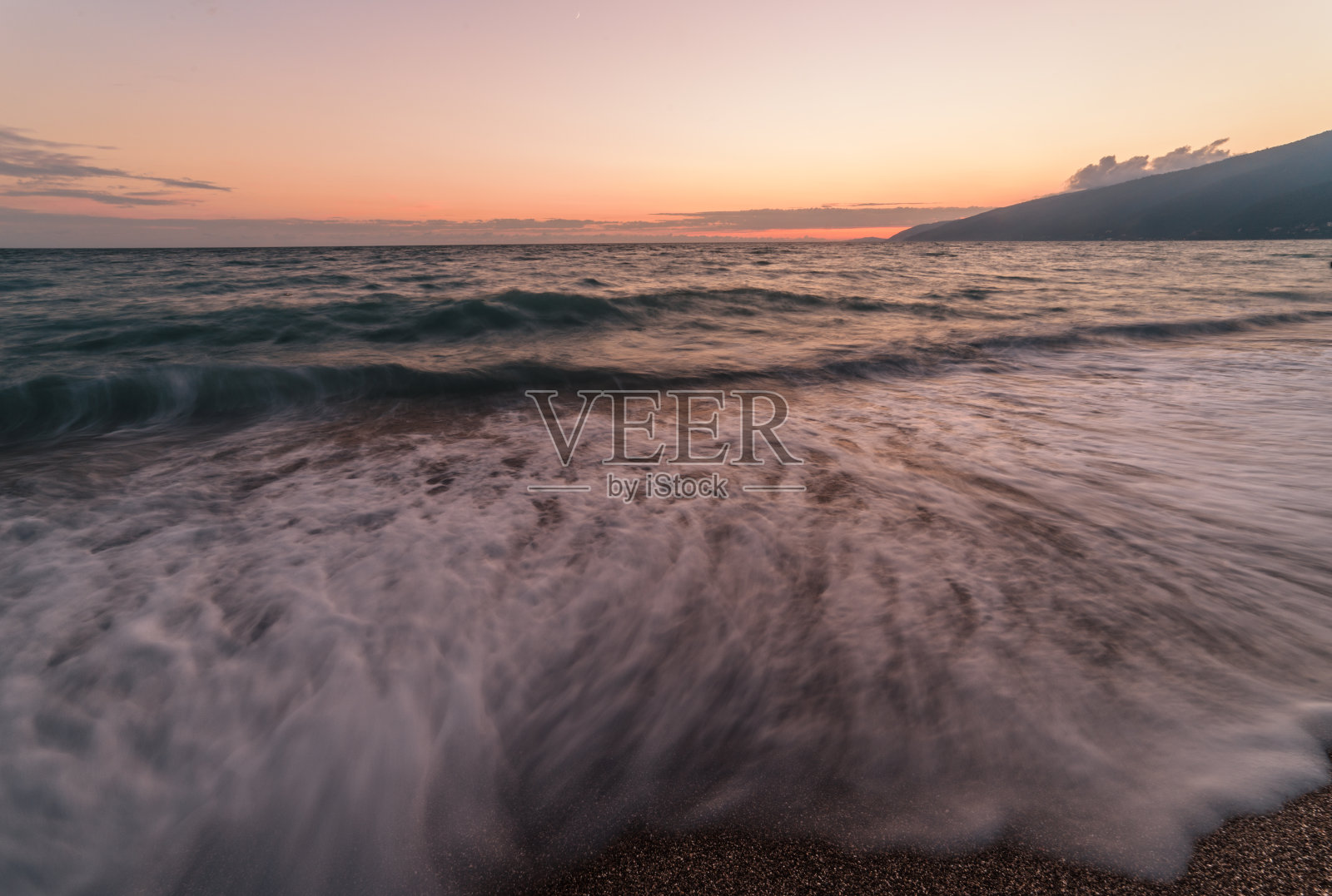 阿布哈兹黑海上的日落。照片摄影图片