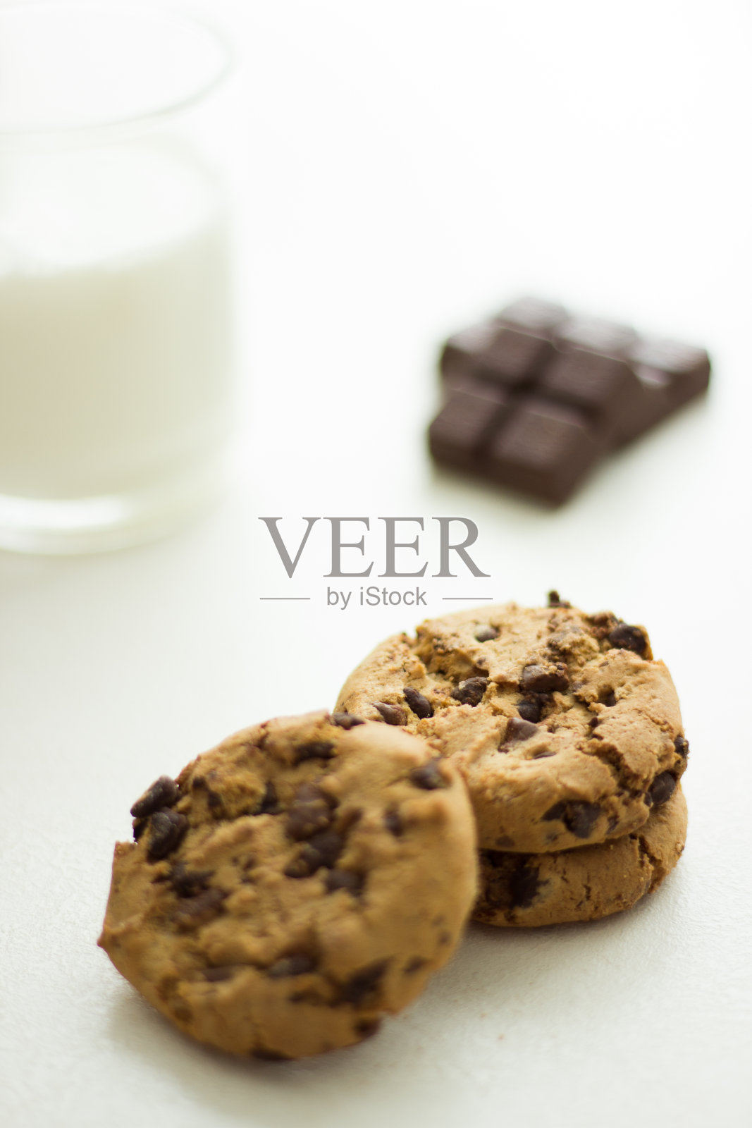 巧克力饼干加牛奶和巧克力照片摄影图片