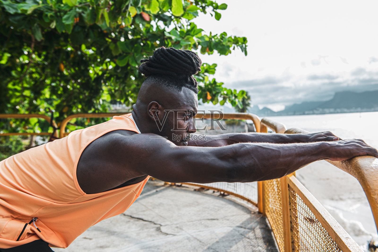 运动员在海滩上锻炼照片摄影图片