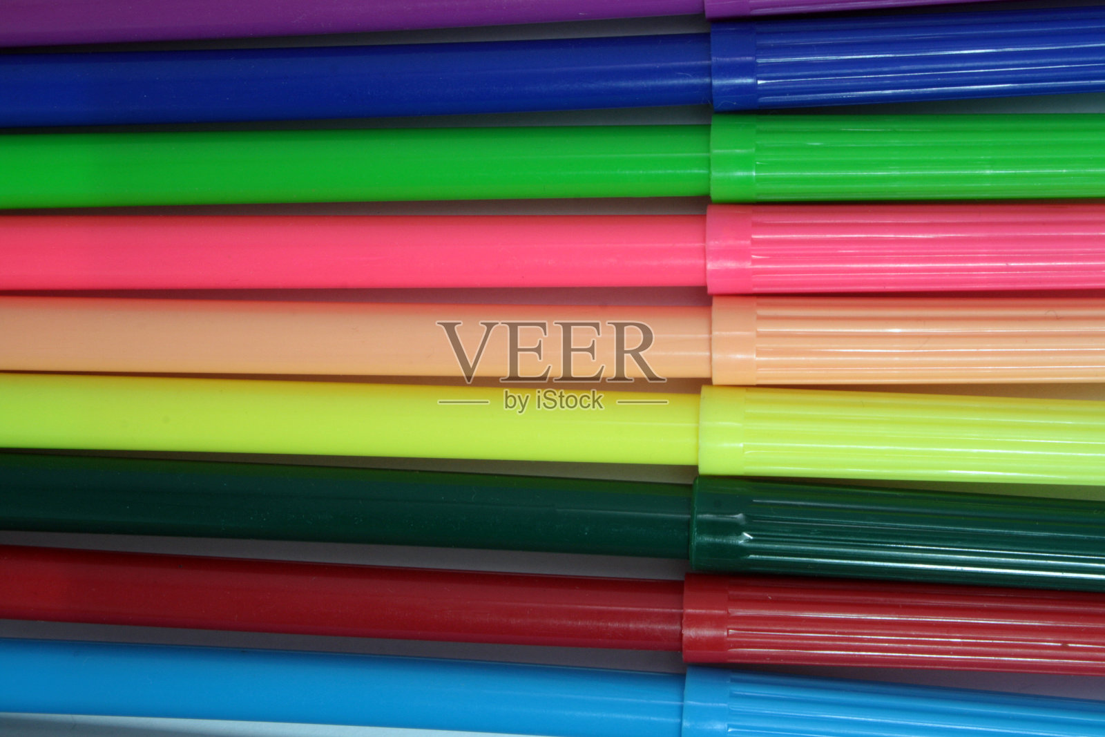 彩色标记孤立在白色背景上。照片摄影图片