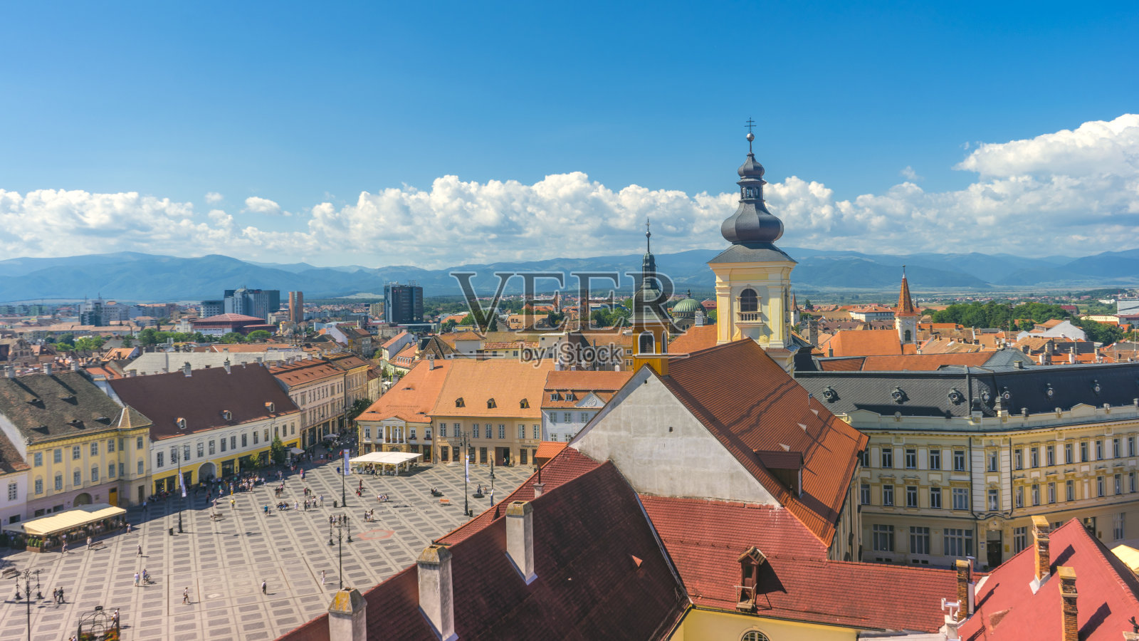 罗马尼亚锡比乌的大广场。照片摄影图片