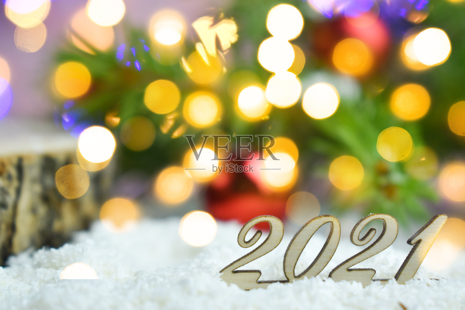 2021年新年快乐。圣诞背景与木数字与散景照片摄影图片