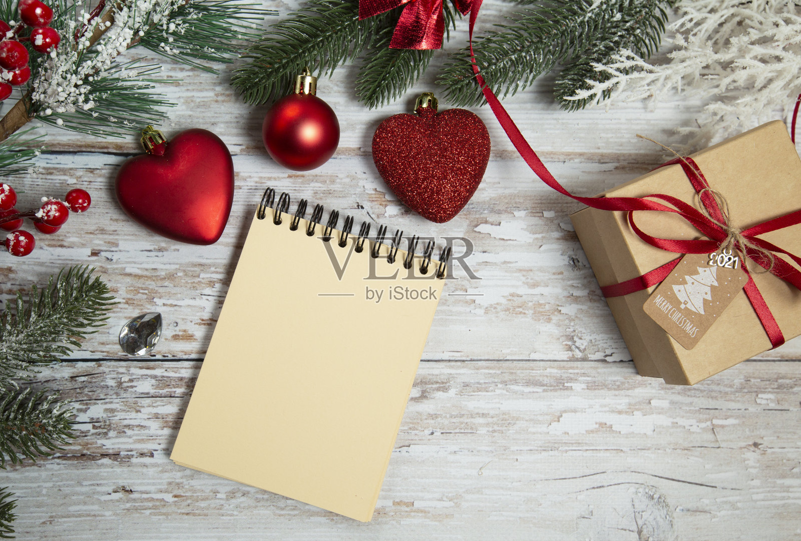 螺旋记事本上的木制背景与圣诞装饰照片摄影图片