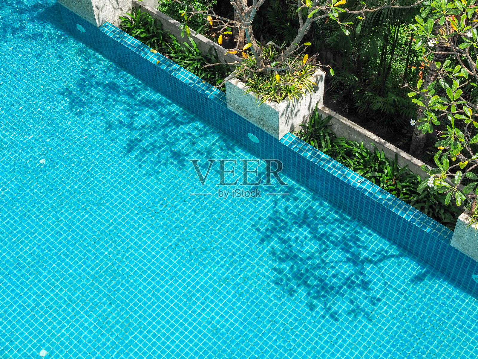 蓝色背景。泳池底背景清水。照片摄影图片