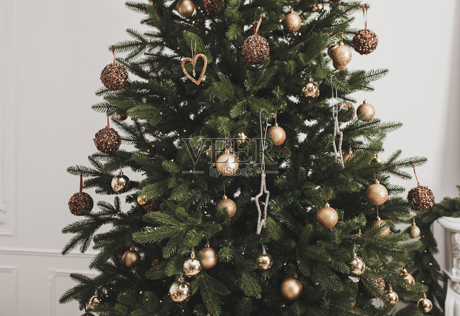 圣诞树上的礼物照片摄影图片