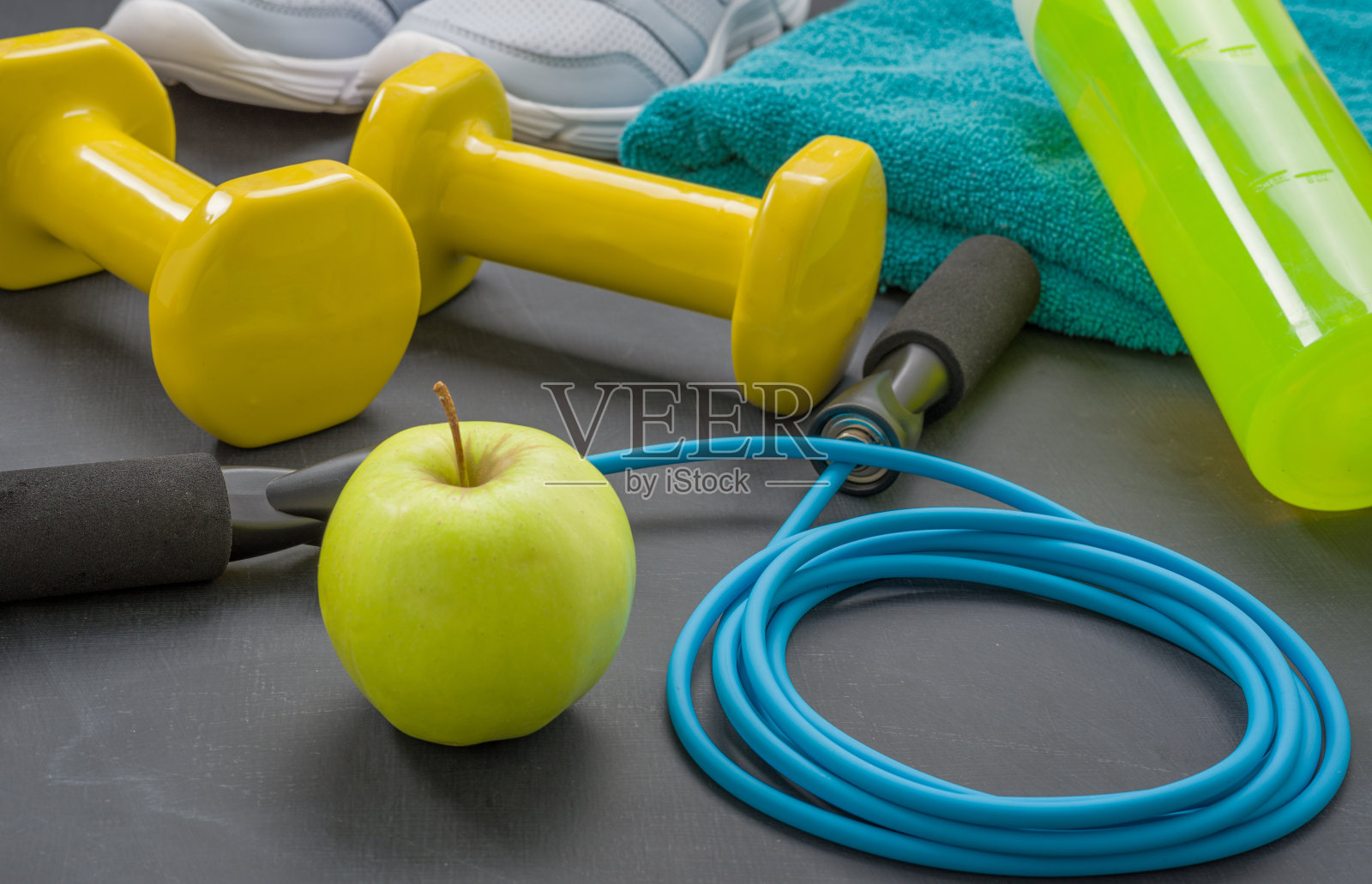 深色背景下的健身器材照片摄影图片