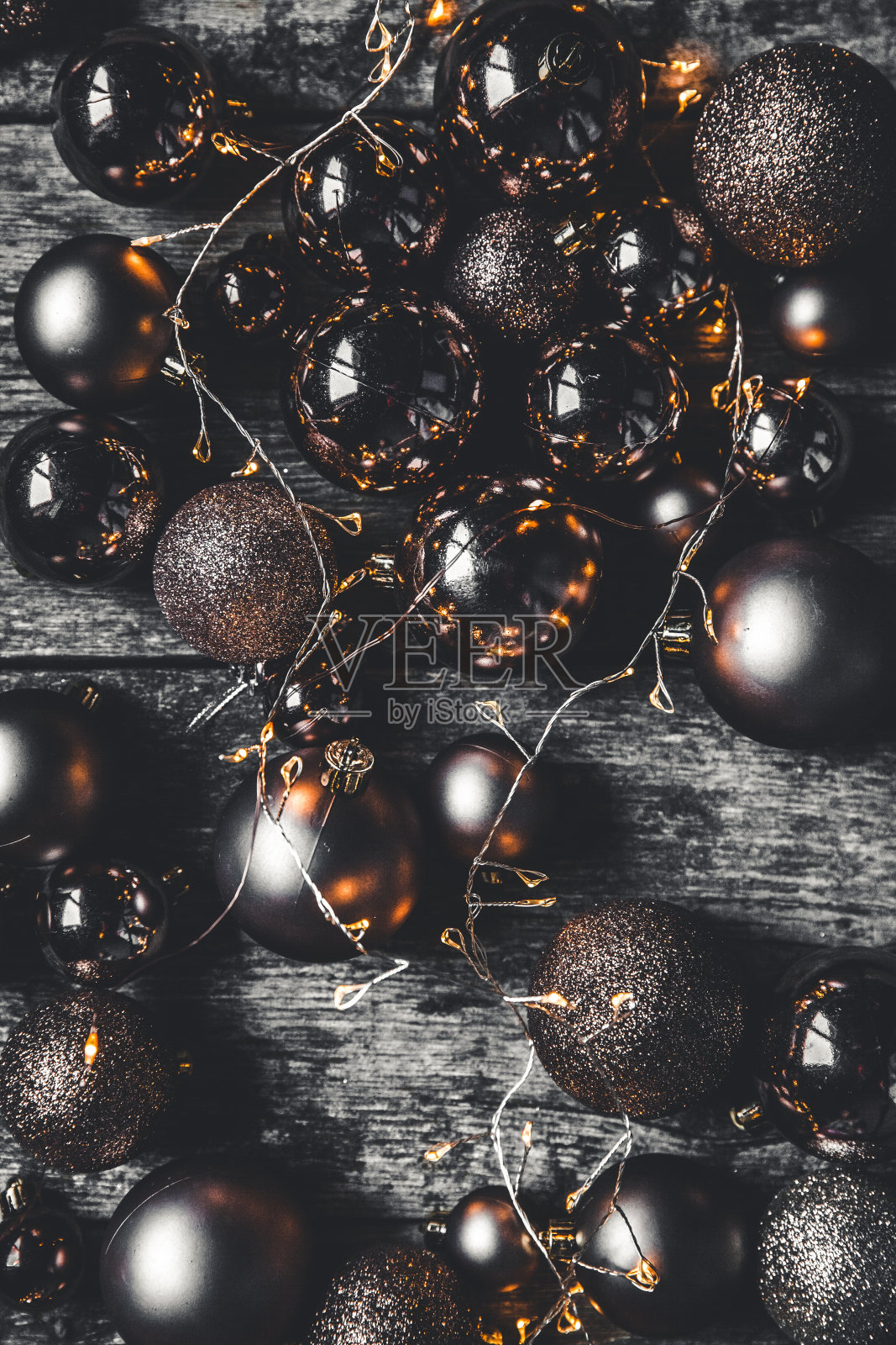 圣诞节或新年的背景。古董圣诞树玩具装饰球照片摄影图片