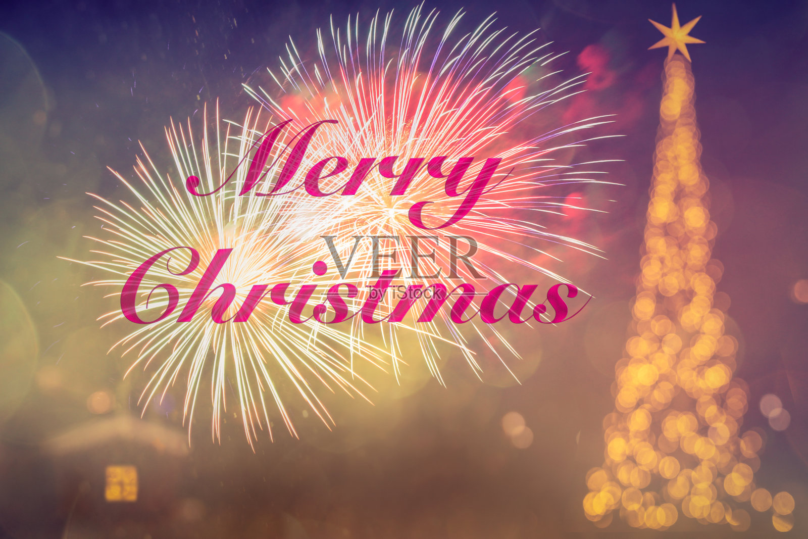 圣诞快乐!模糊的背景装饰的圣诞树用金色的灯,照明。焰火。庆祝。散景。祝福的明信片。墙纸。横幅。红色文本。圣诞星。照片摄影图片