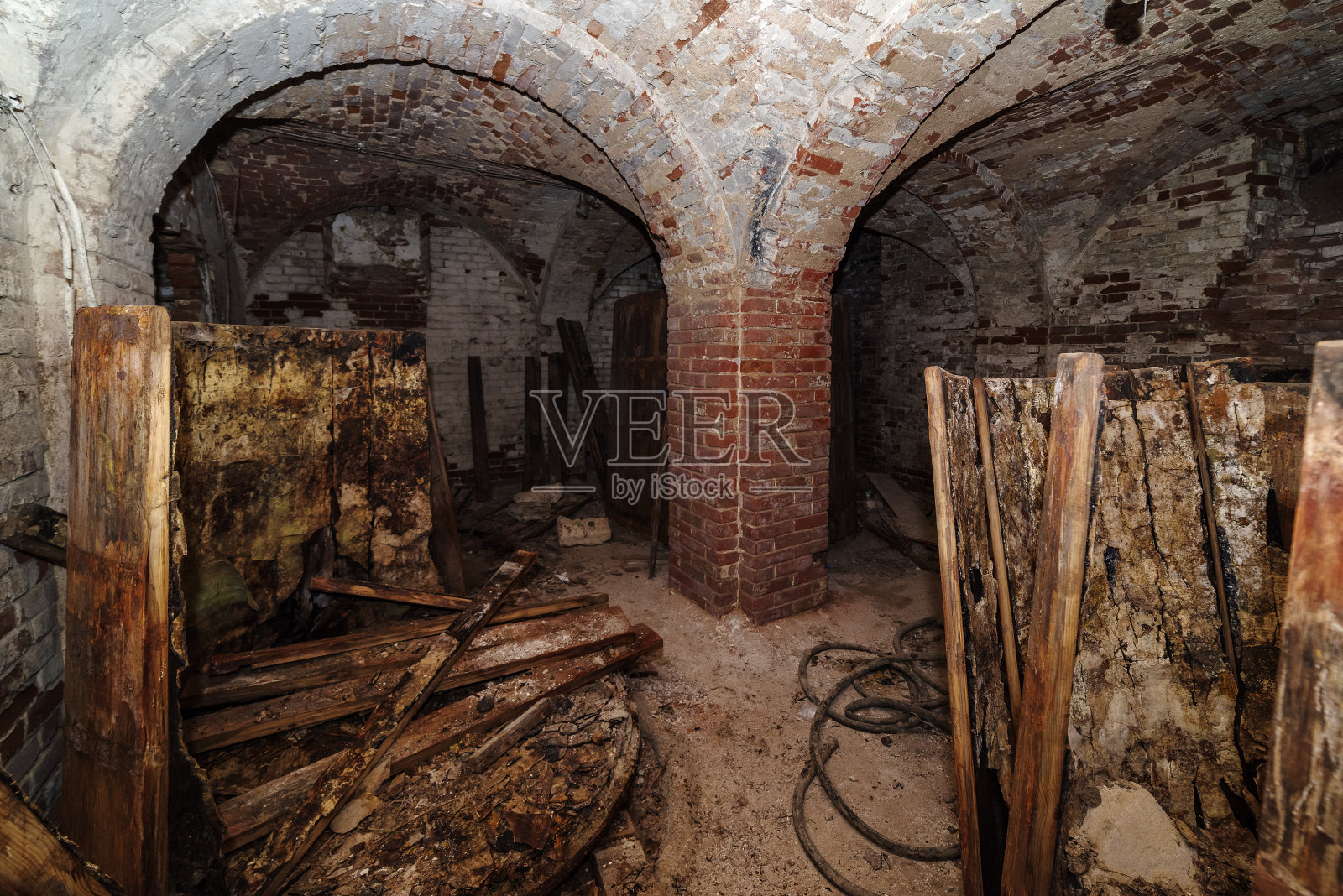 一个有木桶残骸的旧地窖。以前是少年团的洗衣店照片摄影图片