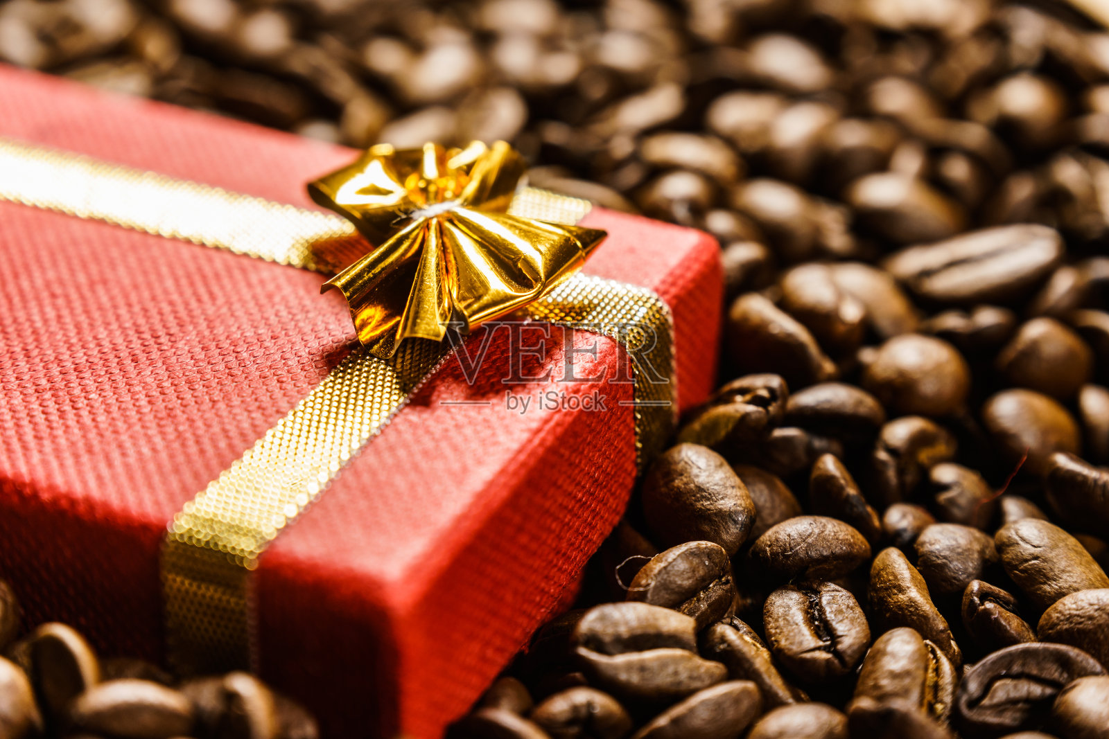 烤咖啡豆上的红色礼盒。照片摄影图片