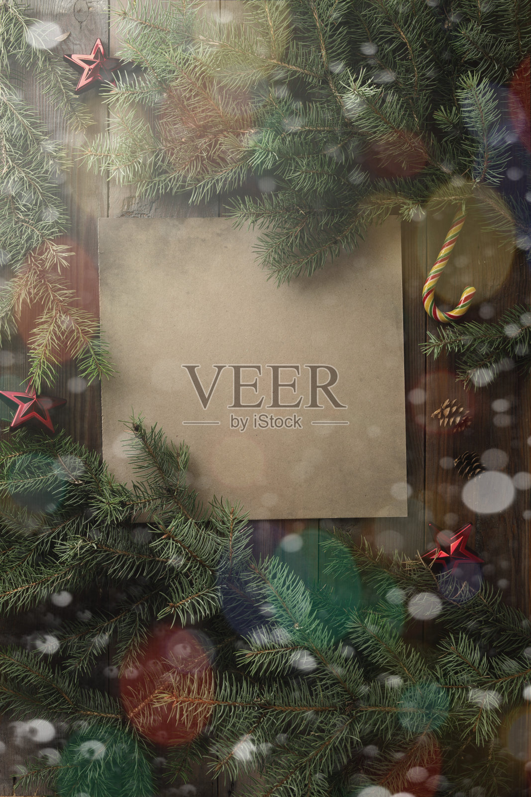 圣诞快乐,恭贺新禧。圣诞木背景与雪冷杉树。顶部视图与复制空间的文本照片摄影图片