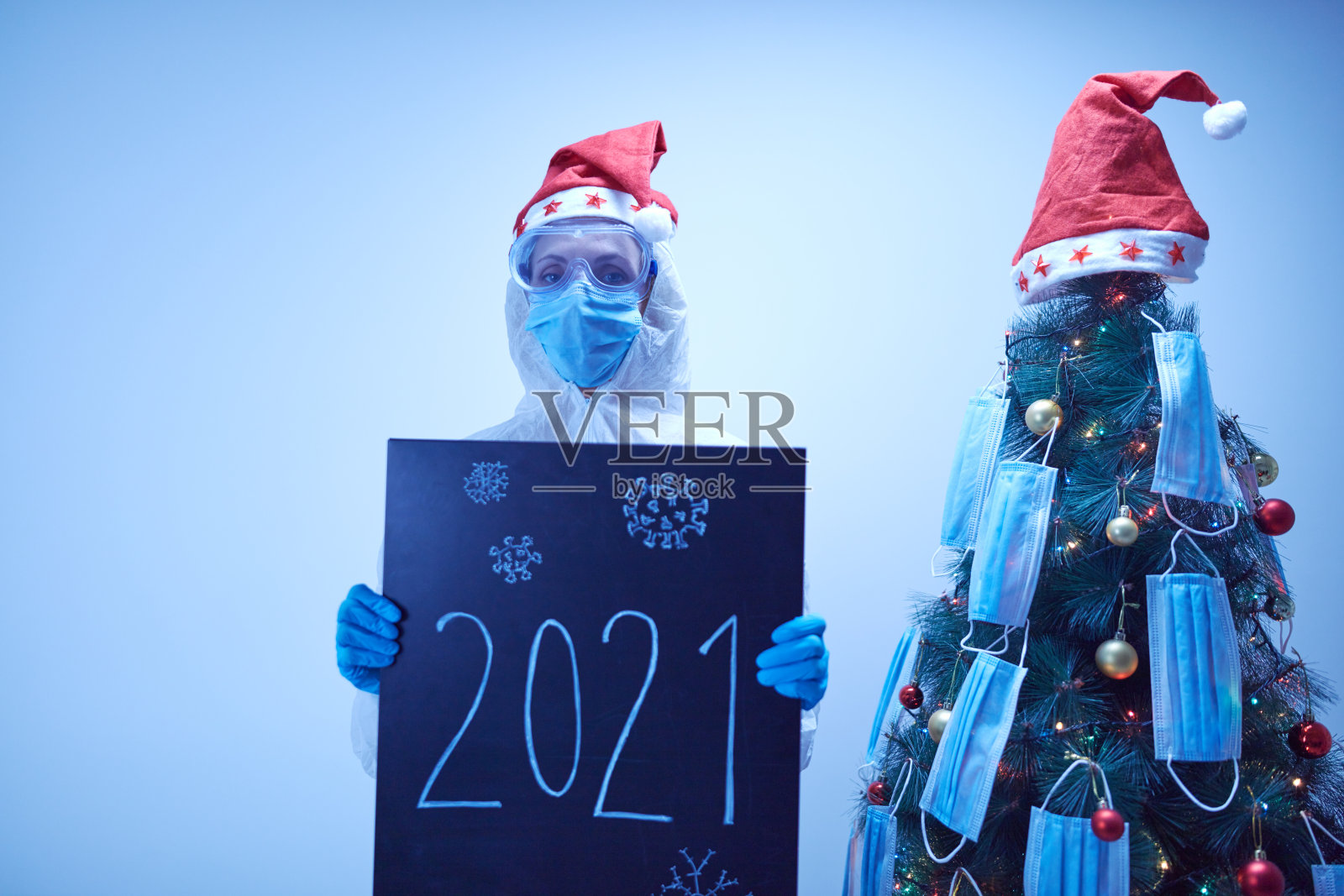 在Covid - 19 /冠状病毒大流行期间隔离庆祝圣诞节和新年前夜。照片摄影图片