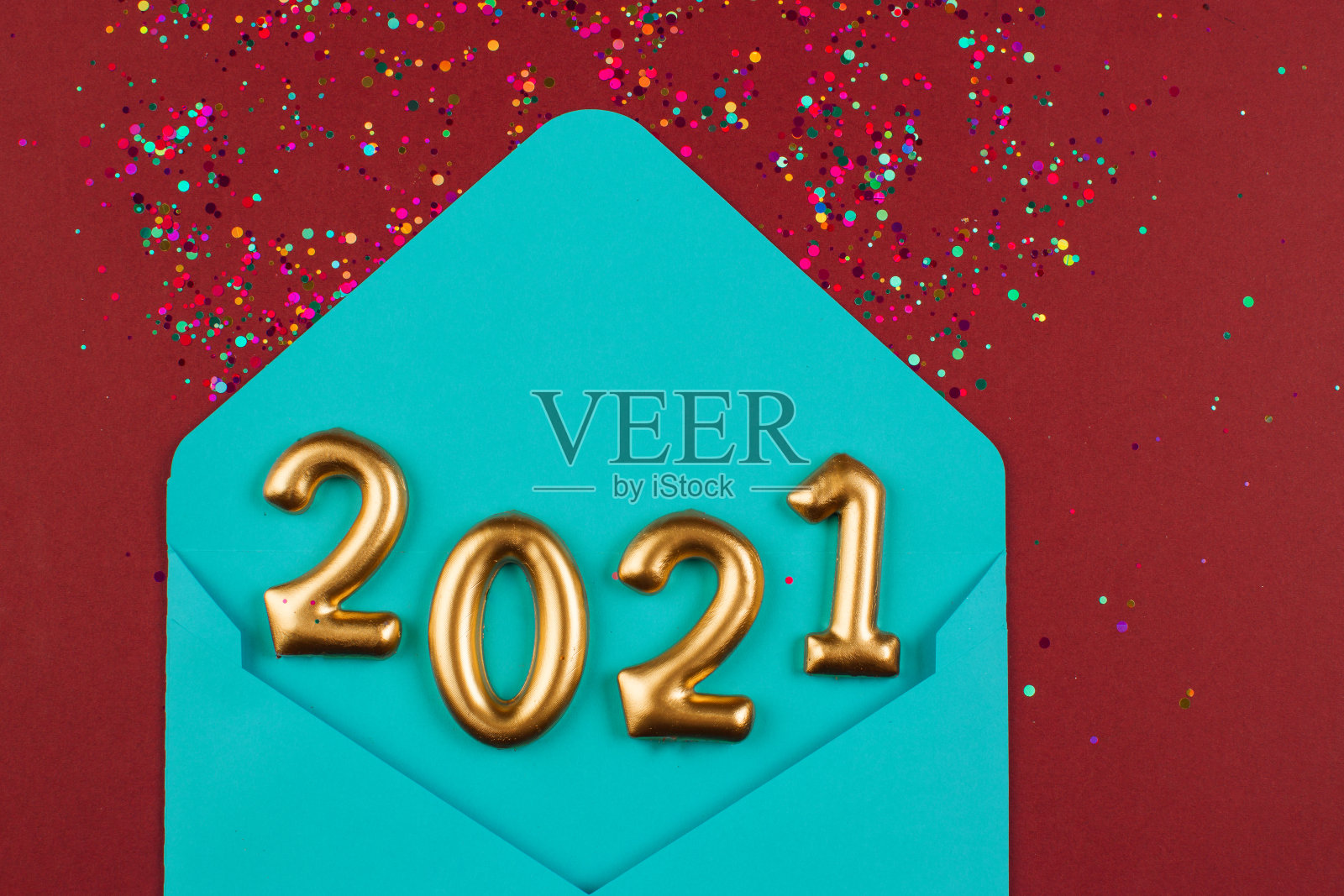 2021年,蓝色信封里的金色数字和金色闪光照片摄影图片