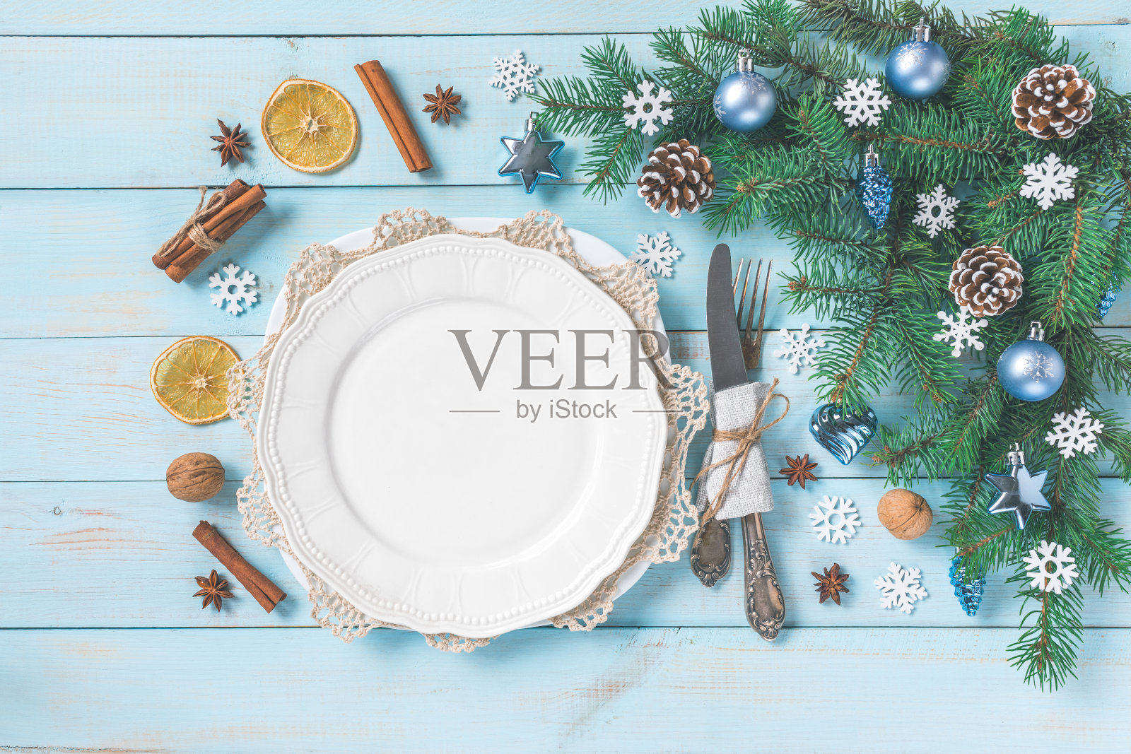 圣诞淡蓝色餐桌设置,菜单概念。照片摄影图片