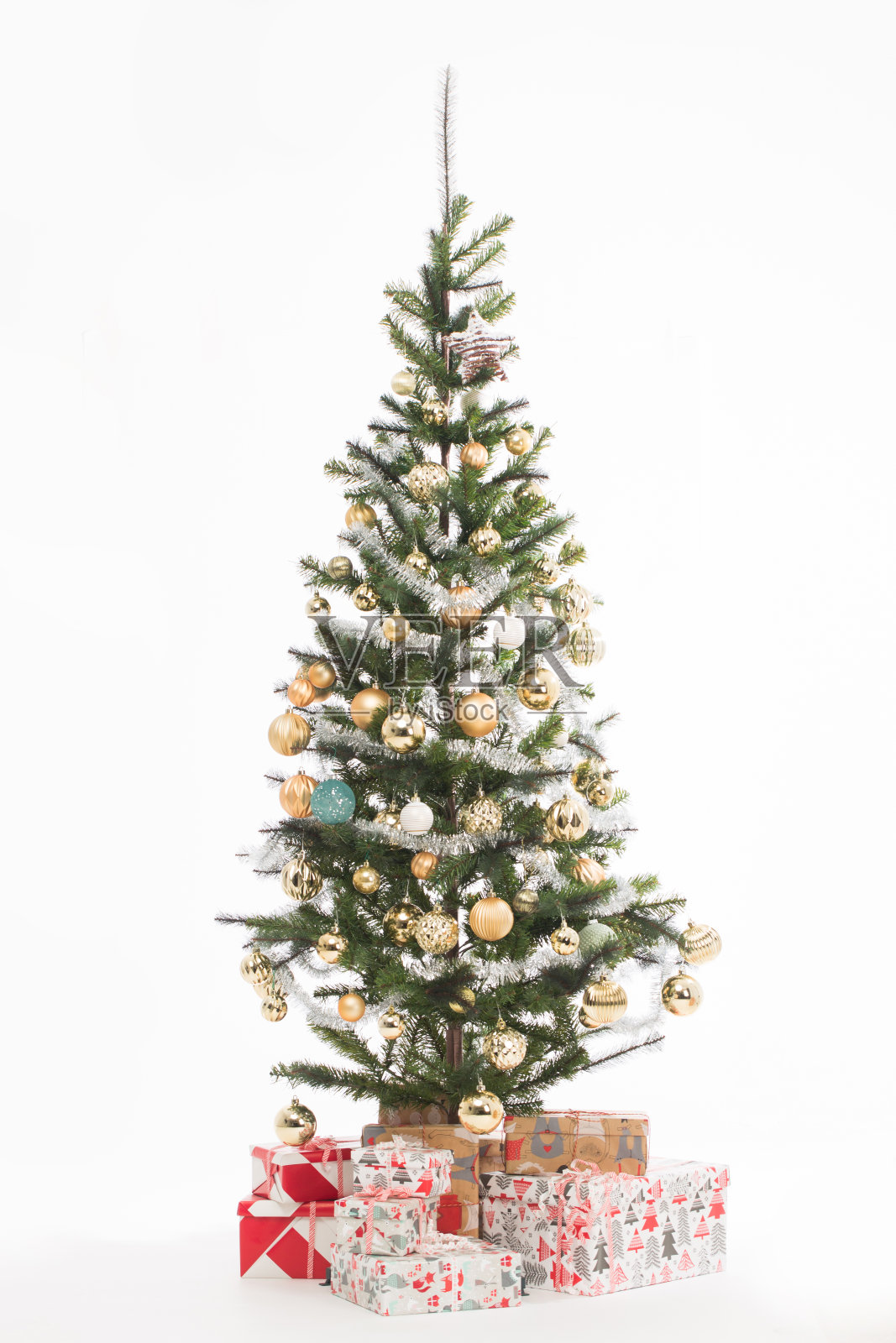 装饰过的圣诞树和许多包装好的盒子下的礼物照片摄影图片