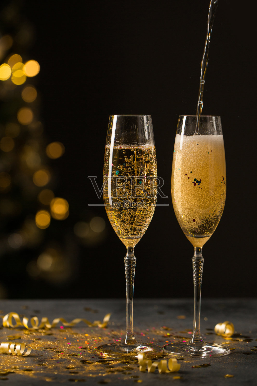 除夕之夜,两杯香槟照片摄影图片