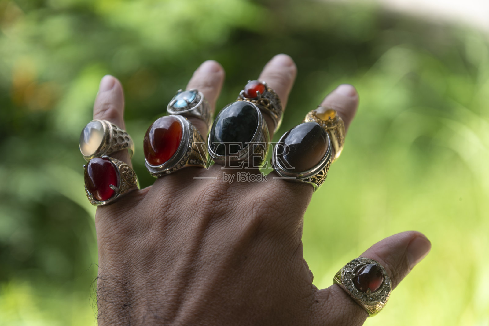 人的手与戒指n石照片摄影图片