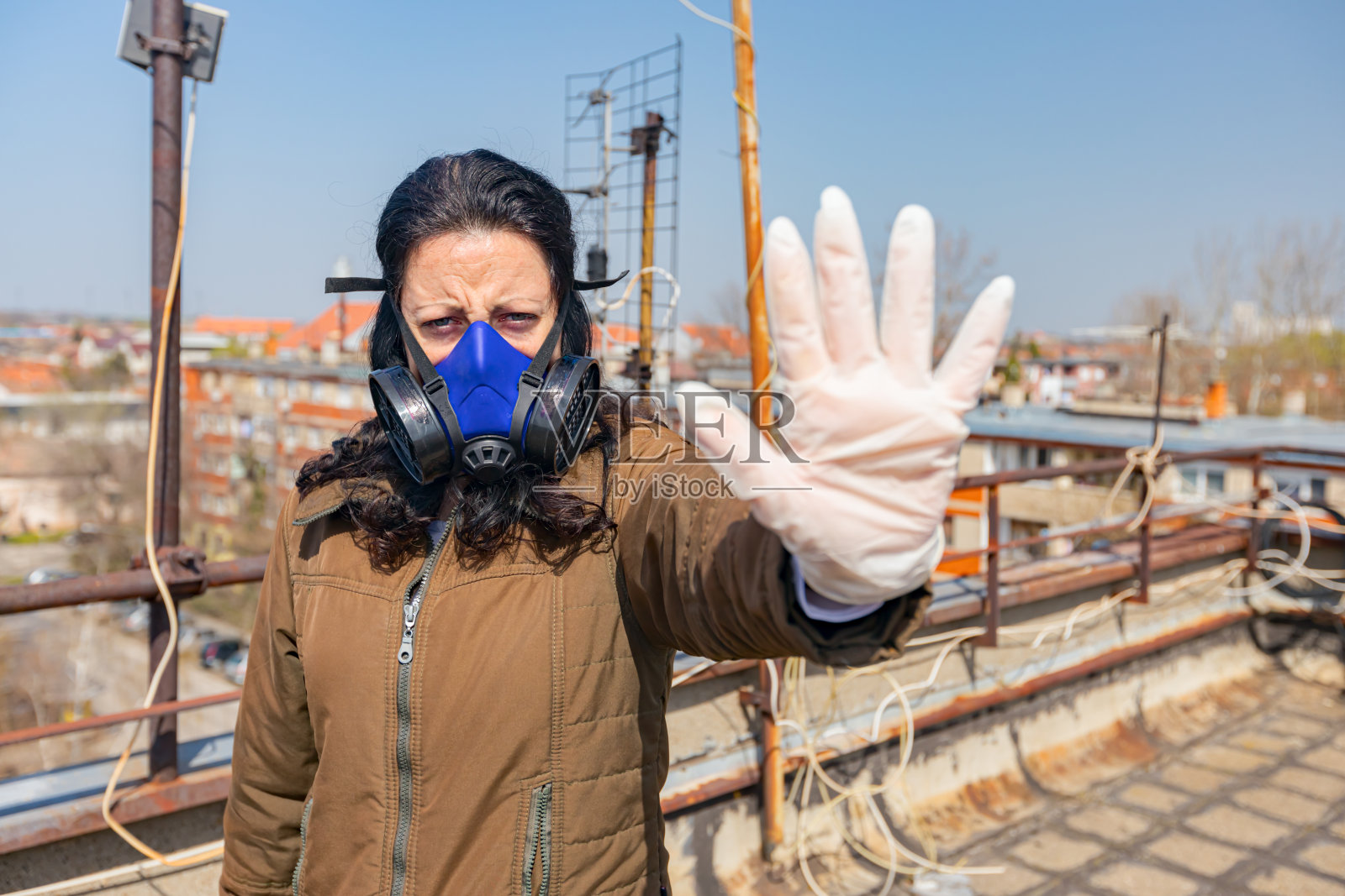 一个女人的肖像谁是戴着滤镜面具显示不走近照片摄影图片