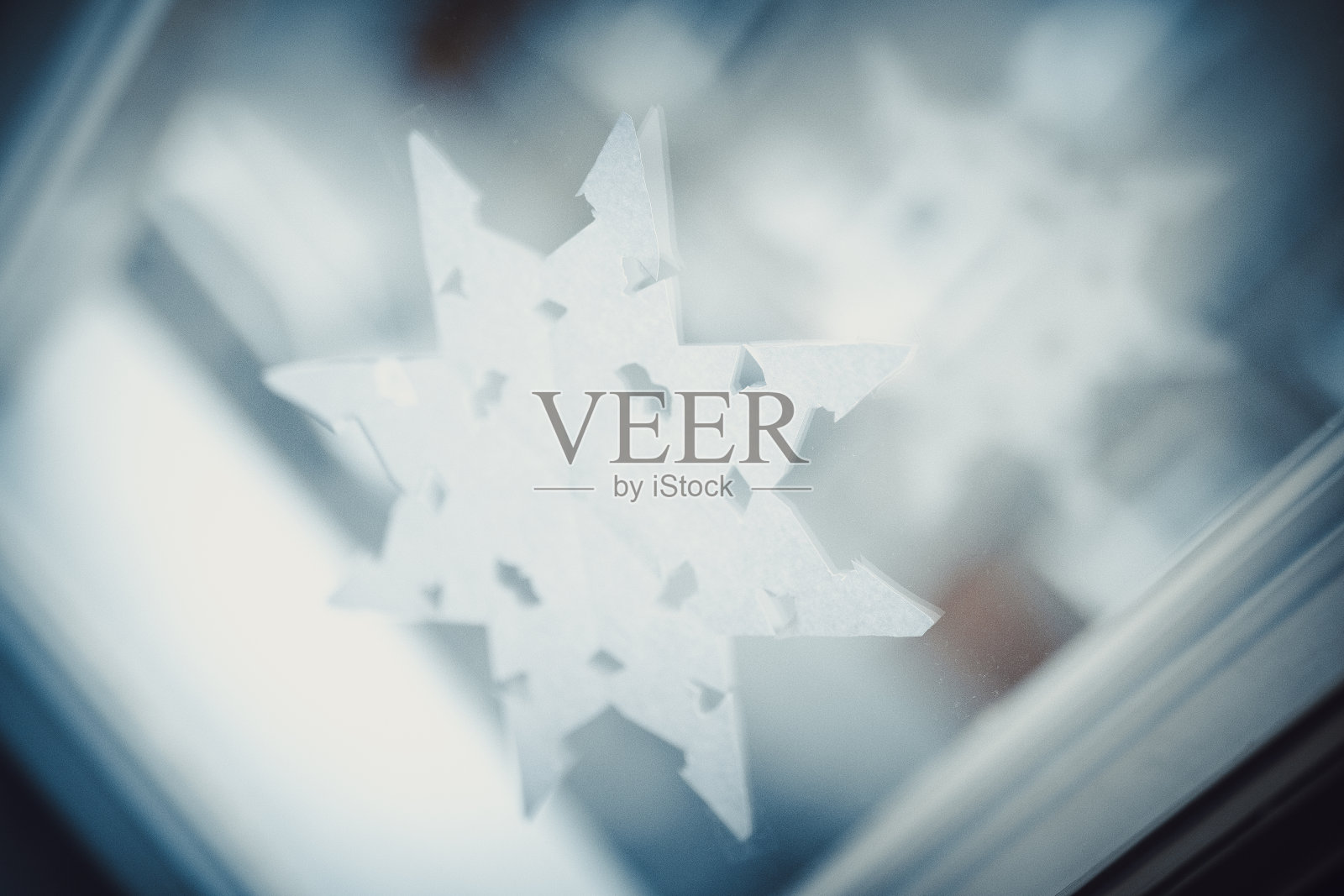 圣诞之星挂在窗户上照片摄影图片