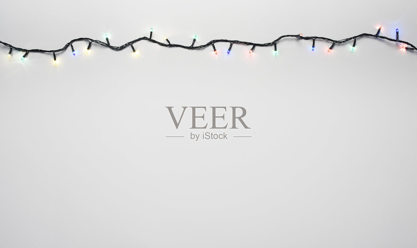 圣诞灯在白色的背景与拷贝空间照片摄影图片