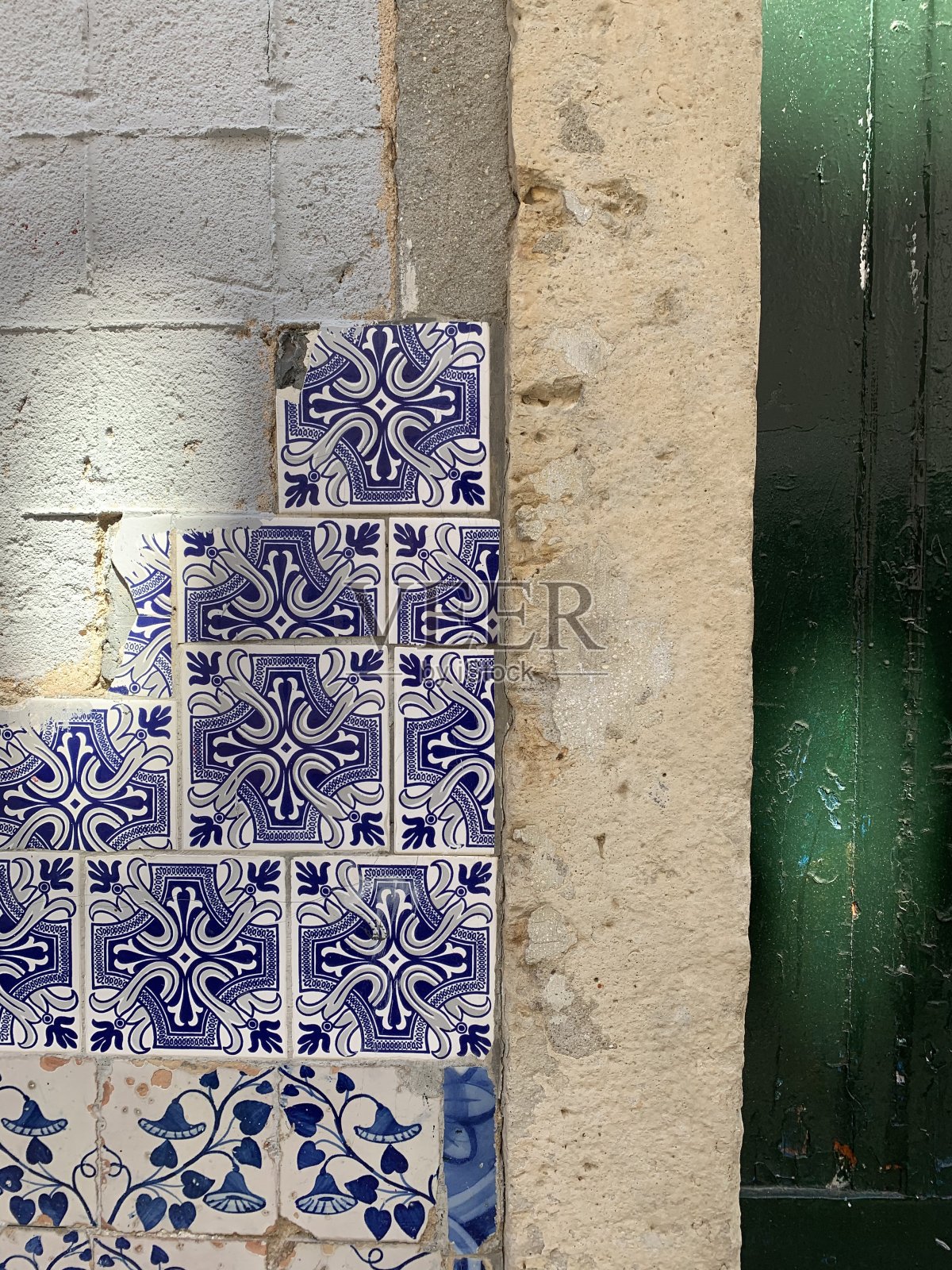 破旧的墙壁与蓝色的阿苏莱荷斯绿色的木门-里斯本照片摄影图片