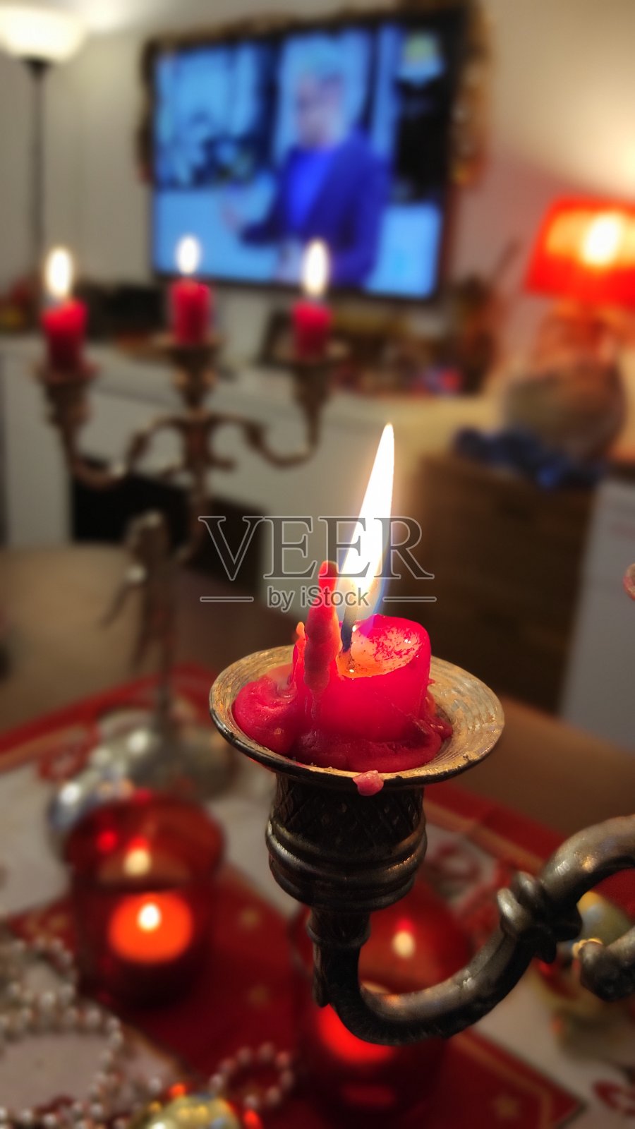 家里有圣诞节的装饰品。圣诞蜡烛。照片摄影图片