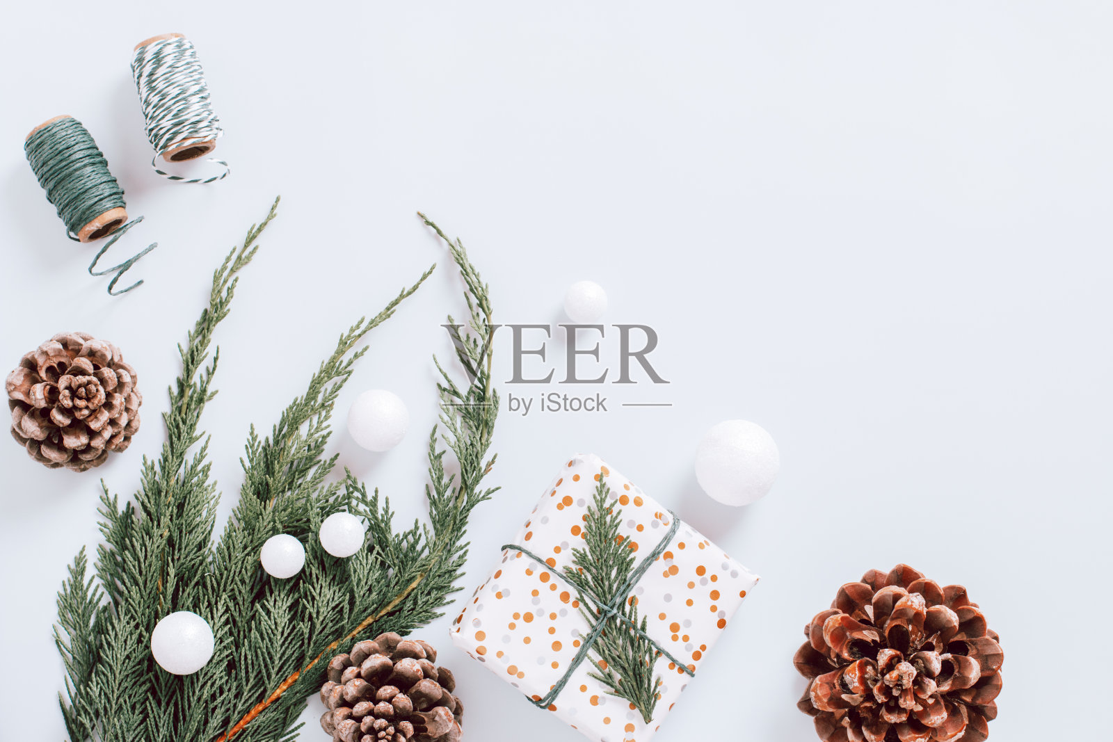 白色最小的圣诞节边界与圣诞树树枝,装饰和锥,平lay,拷贝空间,网络横幅照片摄影图片