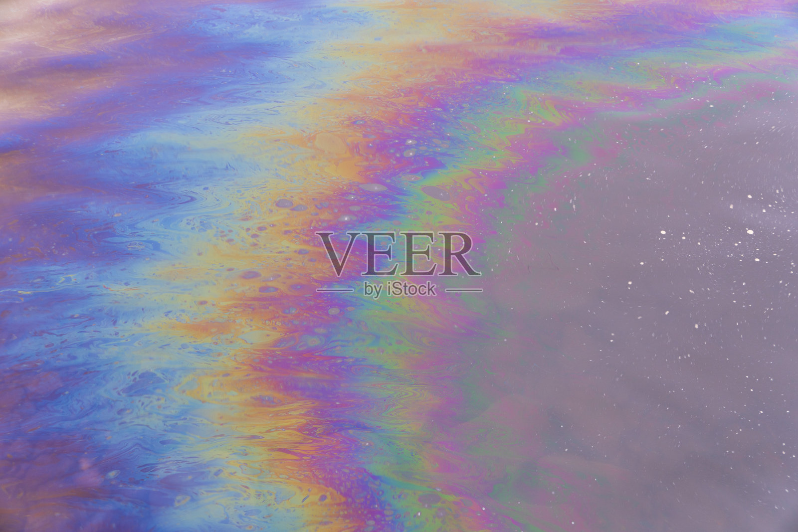 石油,汽油,水污染。生态灾难。工业油污燃料泄漏水污染。水里夹杂着汽油和石油。生态灾难。环境问题的概念照片摄影图片