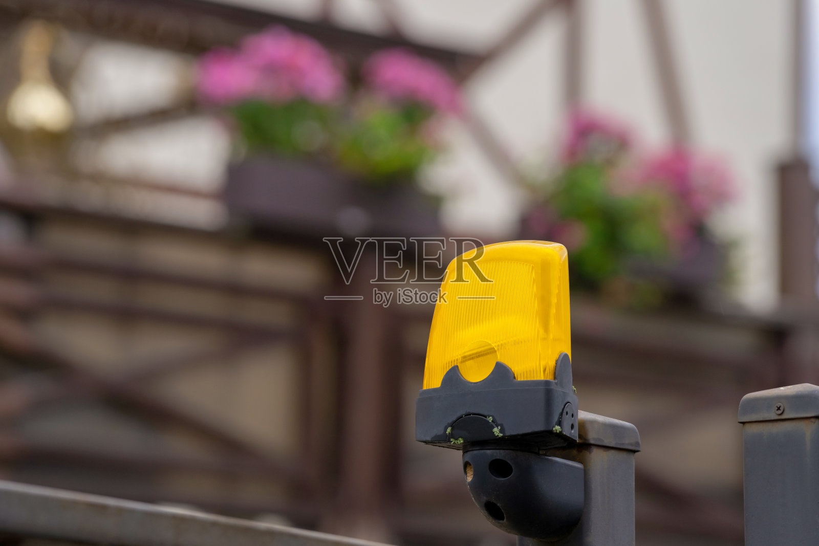 房子的自动门上的黄色警告灯。照片摄影图片