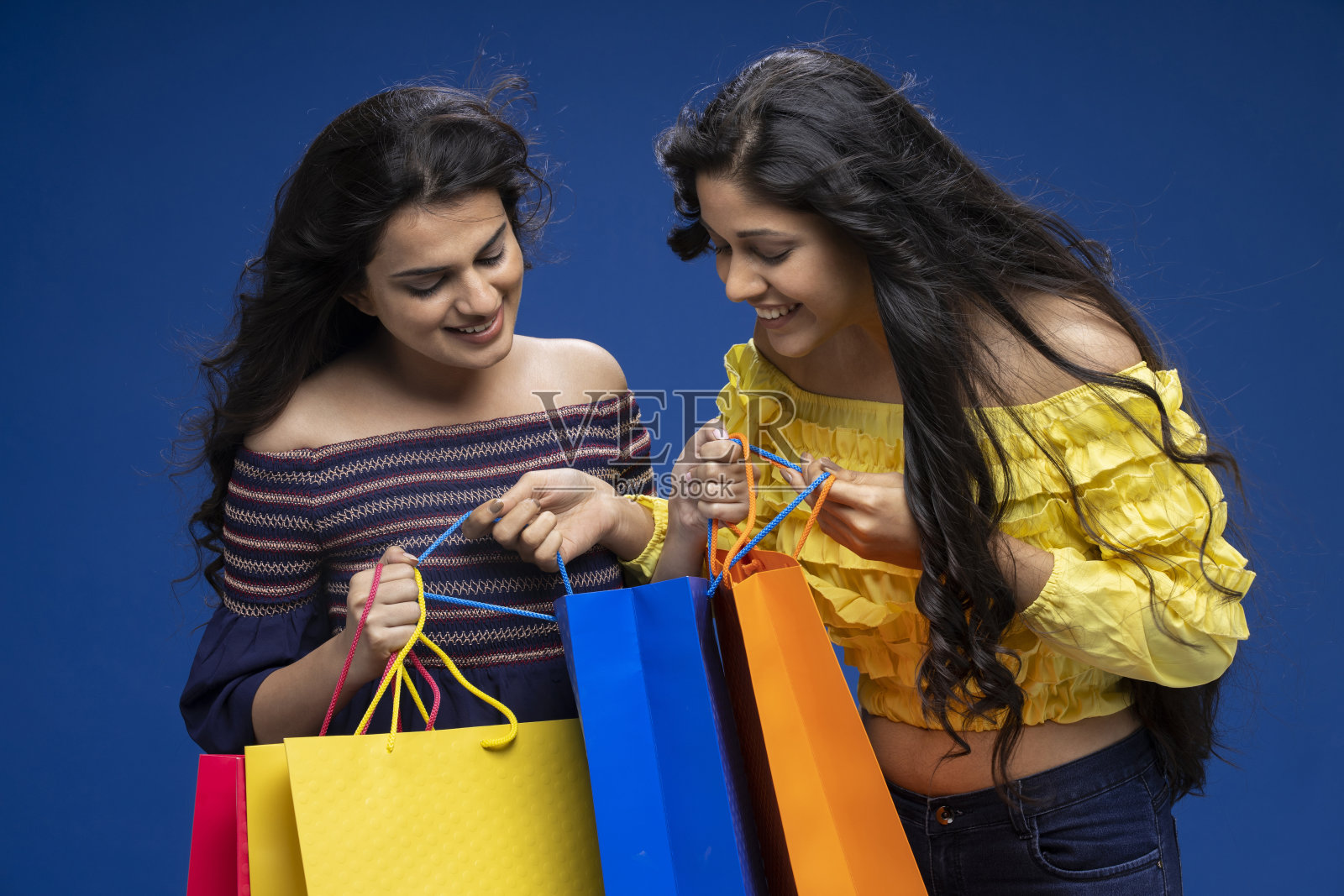 两个年轻女人-库存照片照片摄影图片