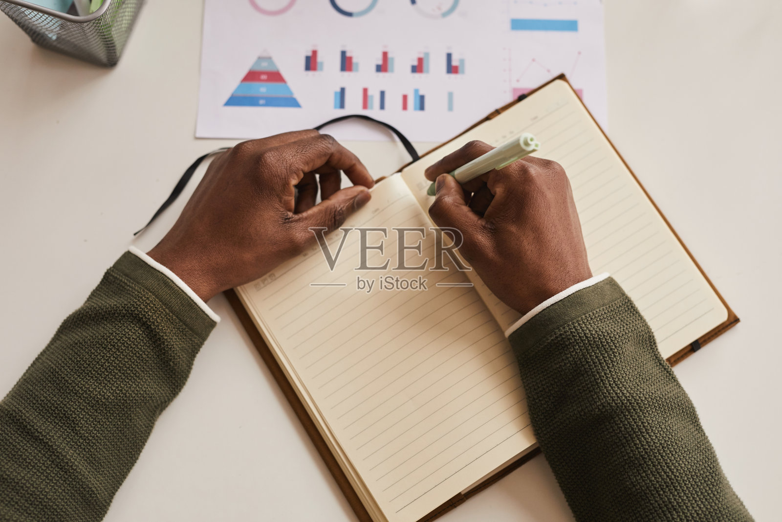 非裔美国人写在规划师俯视图照片摄影图片