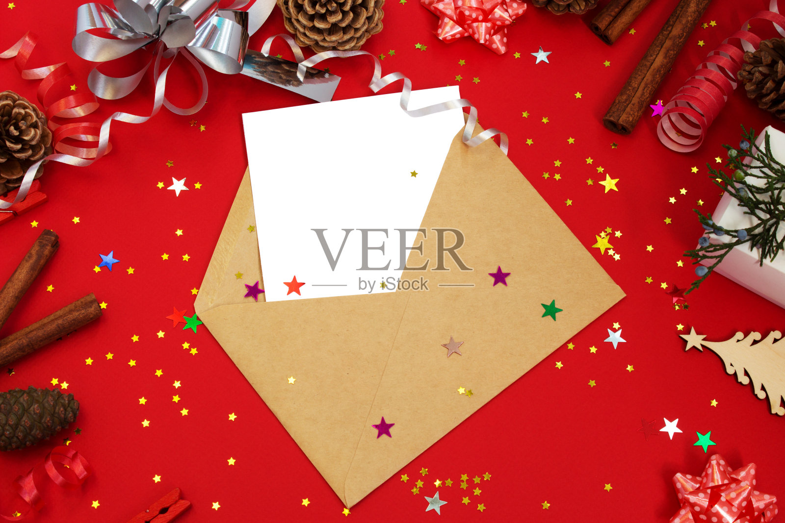 装有卡片的圣诞信封照片摄影图片