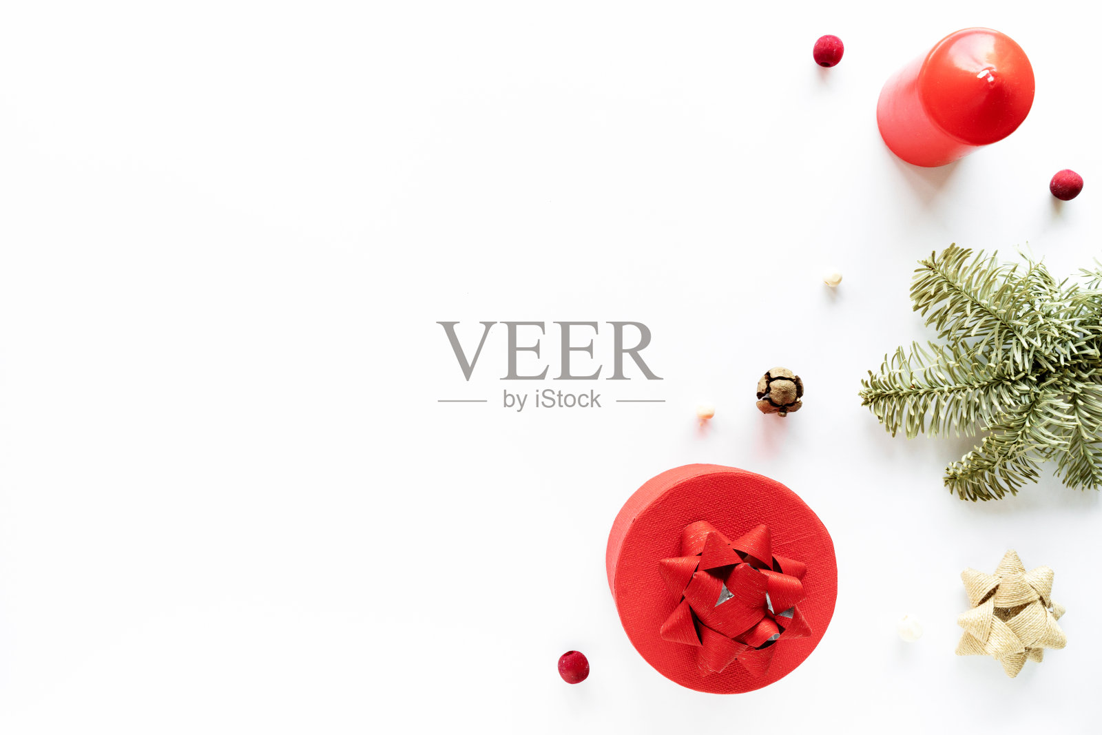 白色表面上的圣诞构图。礼物礼盒,节日装饰品,冷杉枝,蜡烛。圣诞浪漫概念。平铺,复制空间照片摄影图片