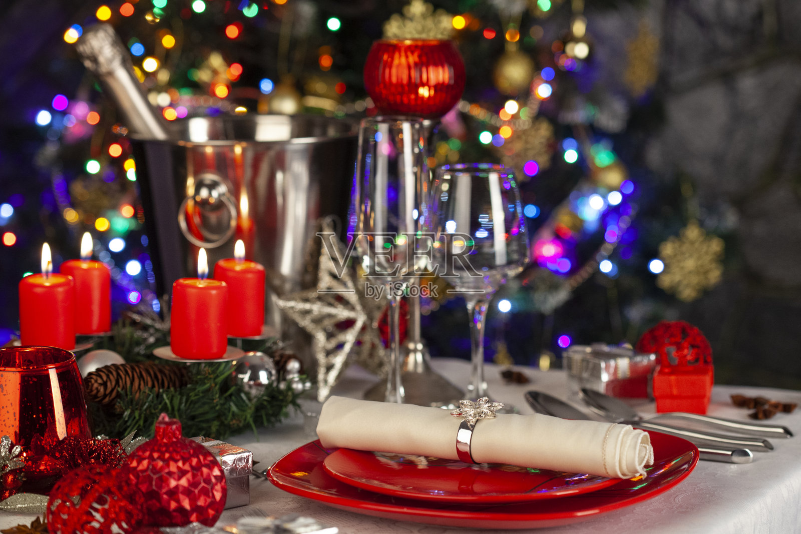 优雅圣诞餐桌布置照片摄影图片