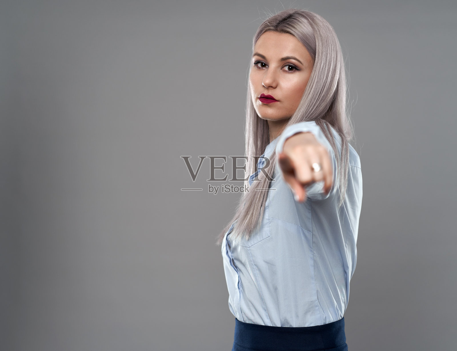 女商人指着相机照片摄影图片