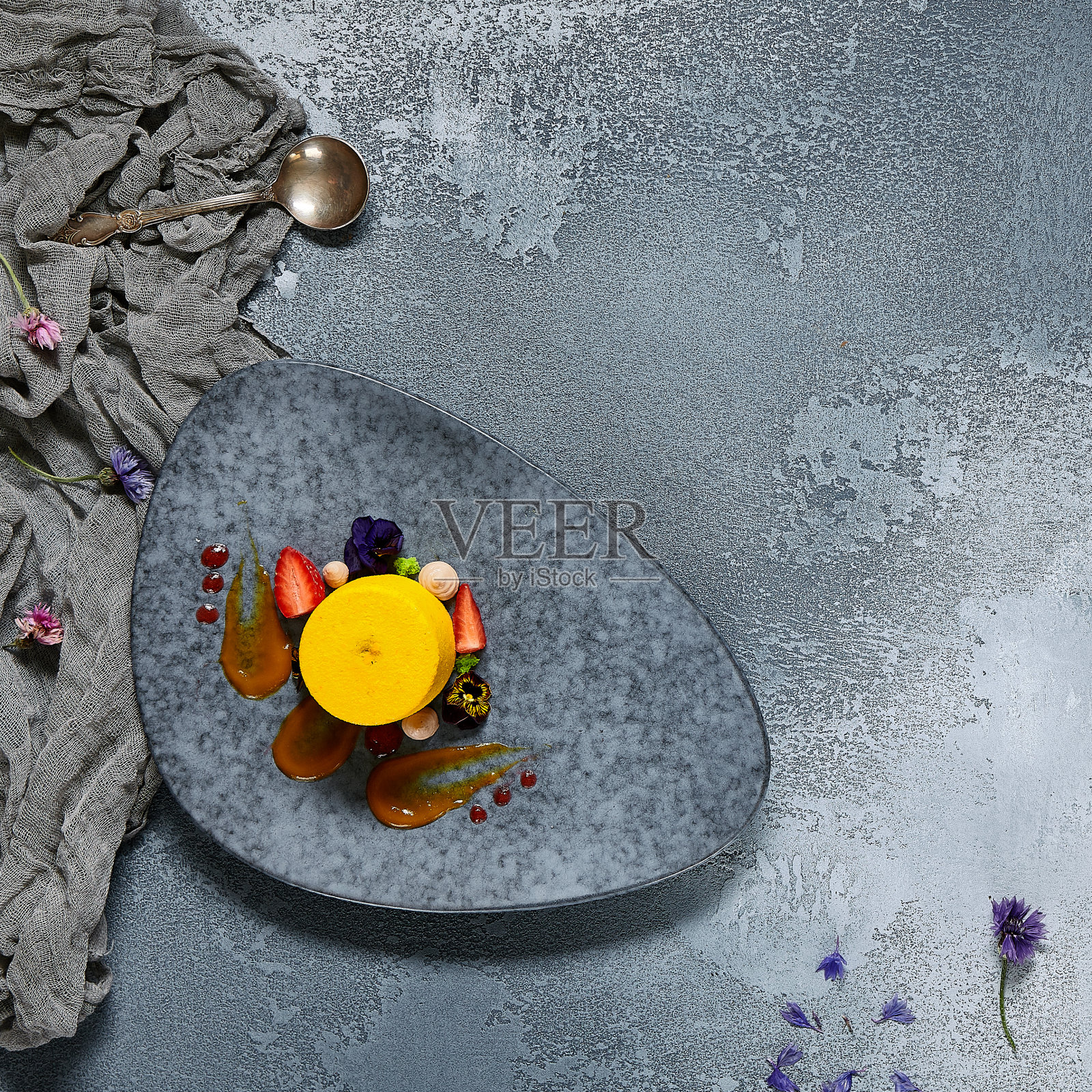 热带慕斯甜点平铺照片摄影图片