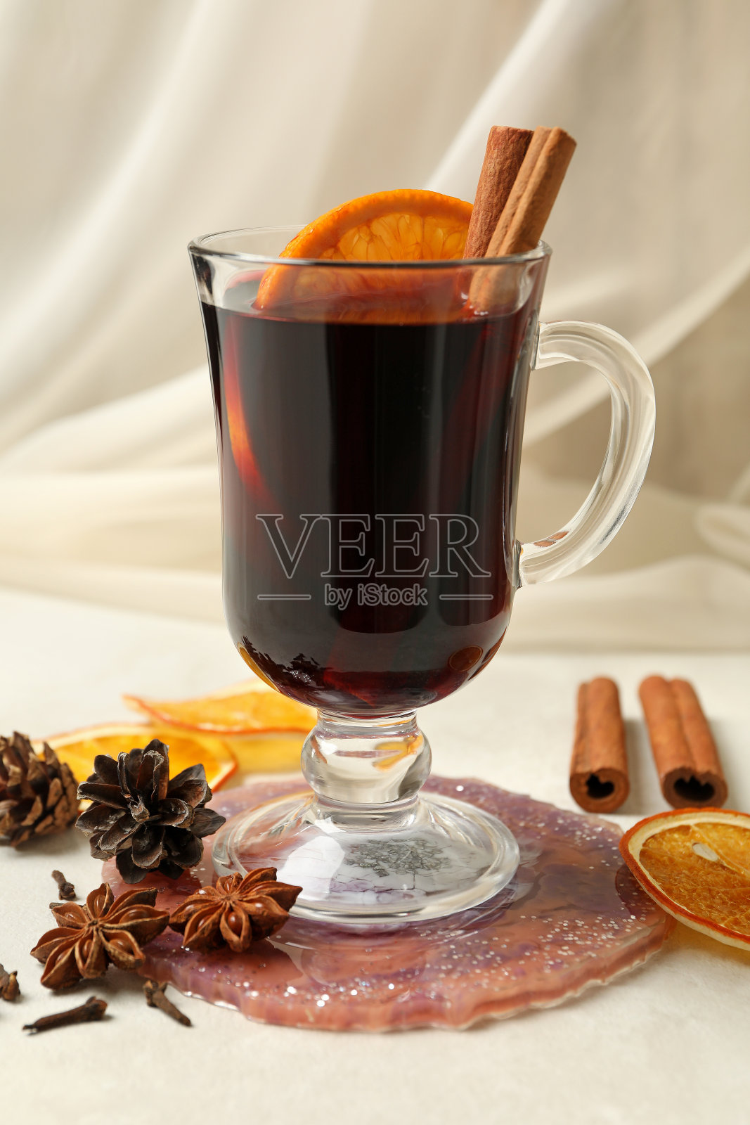 一杯热葡萄酒和配料在白色的背景照片摄影图片