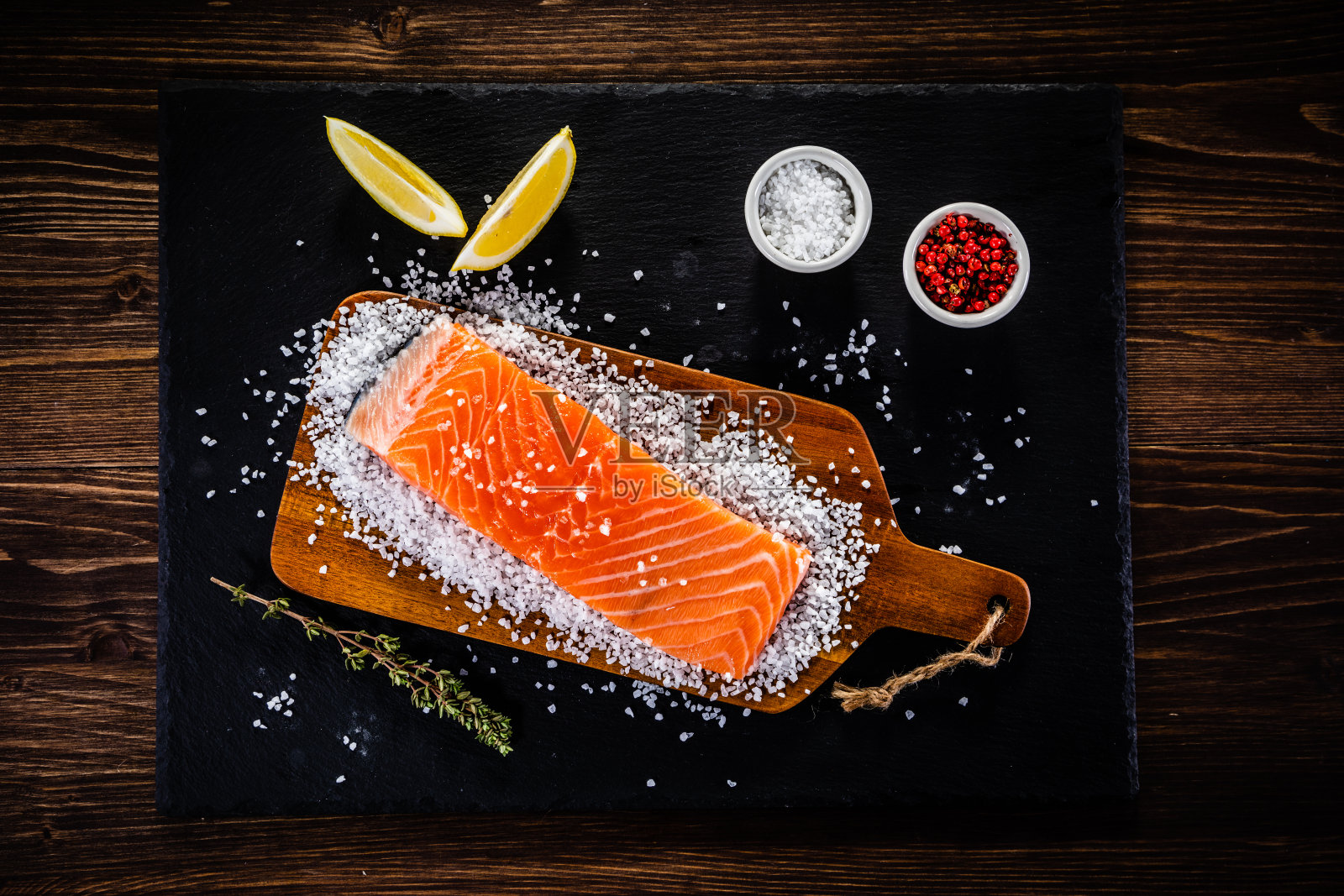 切板上的新鲜生鲑鱼排照片摄影图片