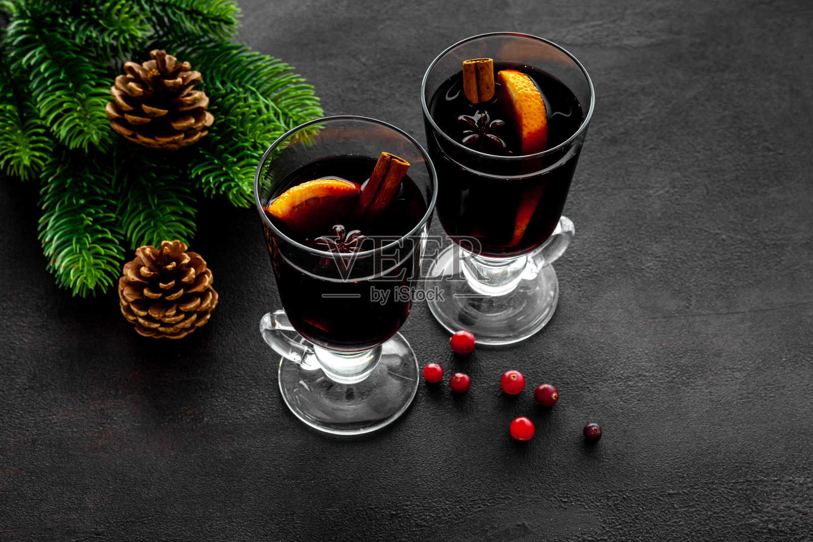 杯热葡萄酒,香料和干柑橘类水果照片摄影图片