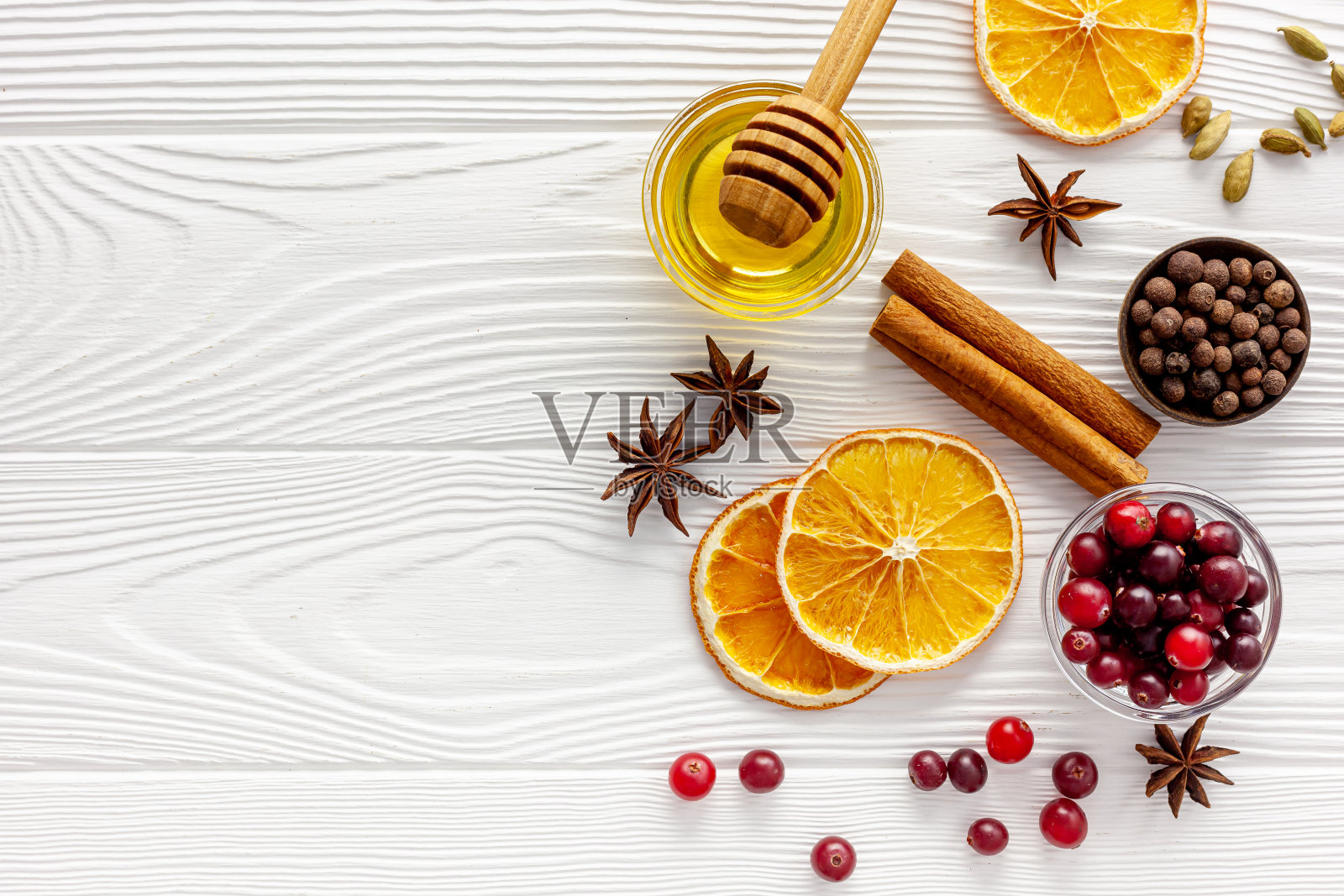 加香料的热葡萄酒。亲爱的,茴香、肉桂照片摄影图片