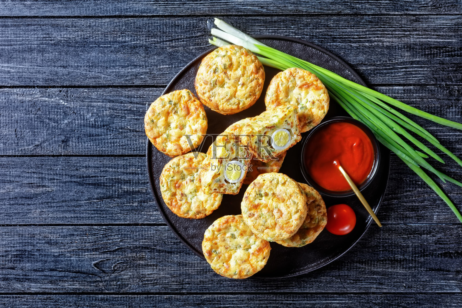 培根,鸡蛋和奶酪早餐松饼照片摄影图片